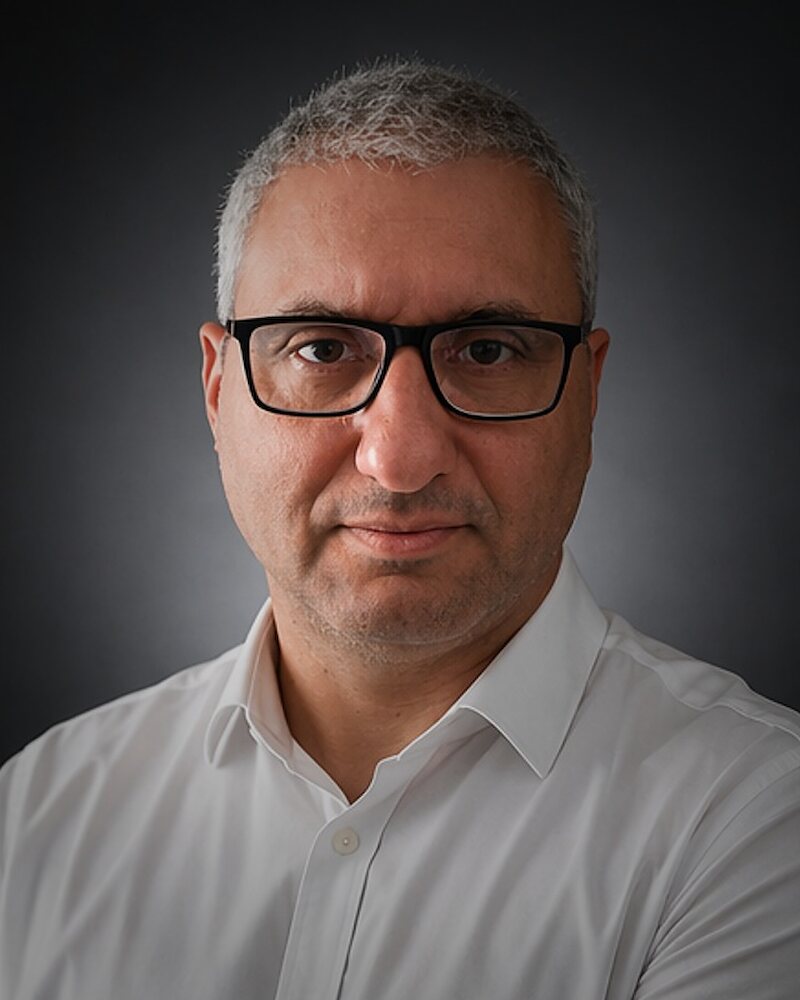 Retrato executivo de George Mazzetti, Managing Partner da Europinvest, em fundo de estúdio escuro