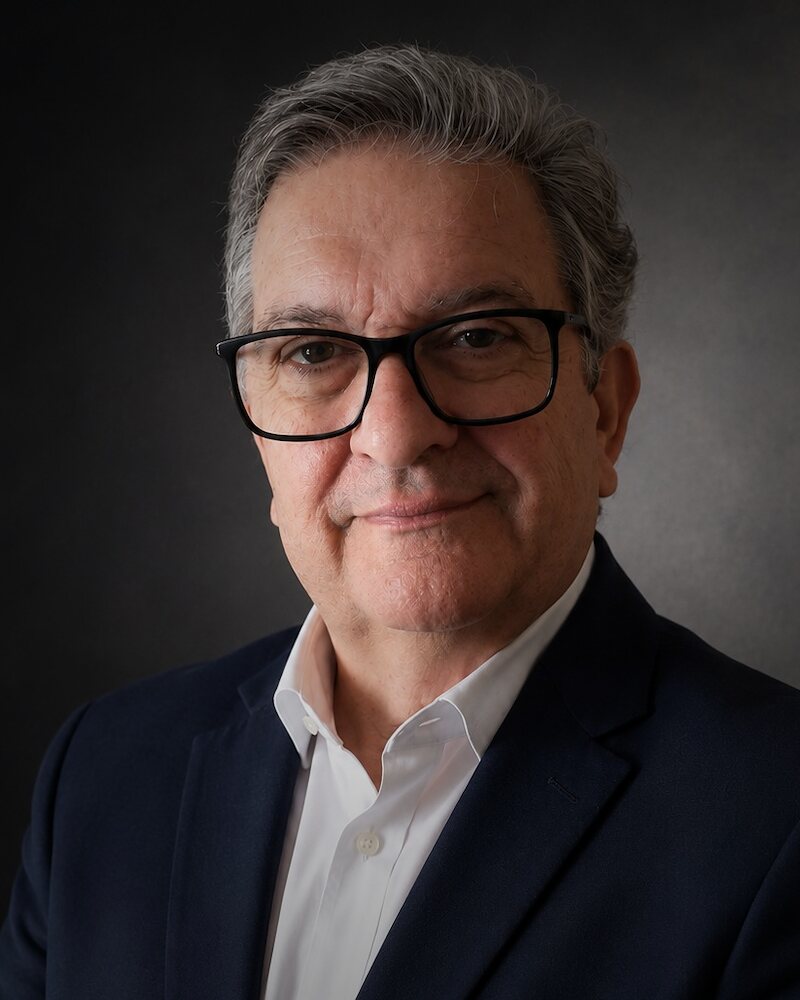 Retrato executivo de Vítor Moreira, Executive Advisor da Europinvest, em fundo de estúdio escuro
